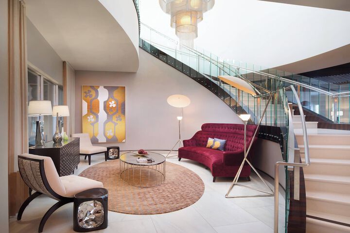 Lobby lounge