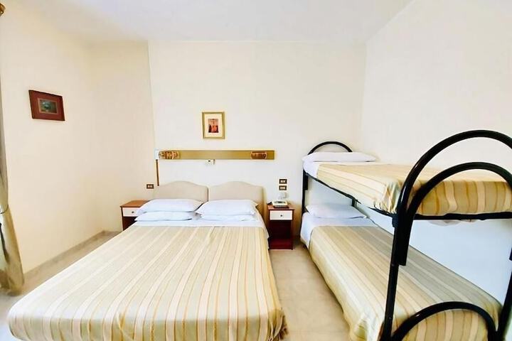 Room 10 of 28