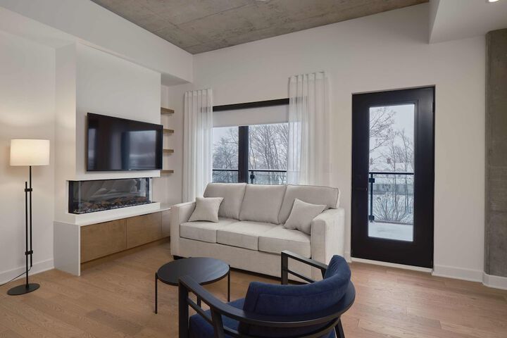 209 2nd Floor Studio Murphy Queen Bed with Balcony (9 of 95)