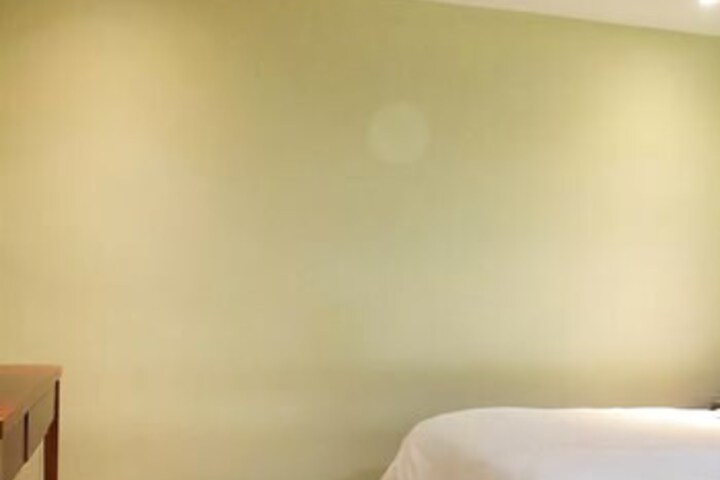 Room 4 of 7