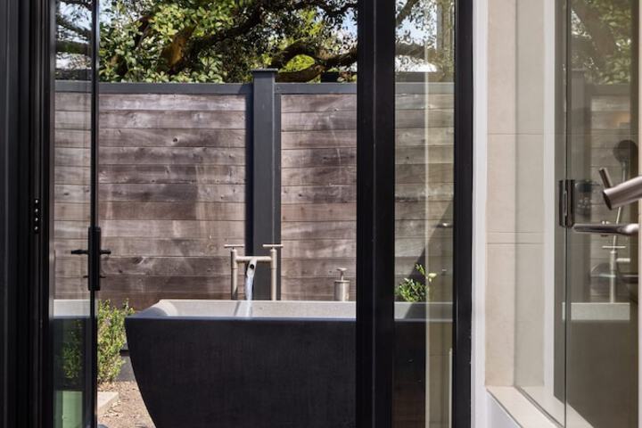 Outdoor spa tub
