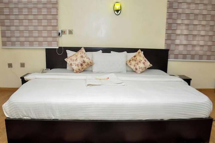 Room 4 of 37