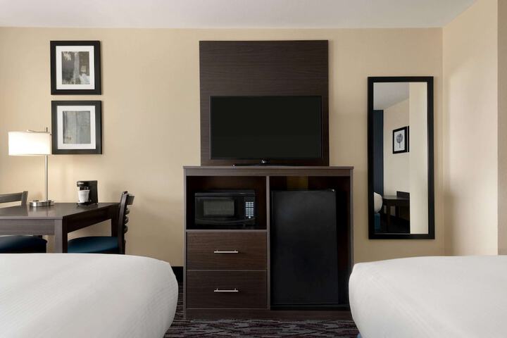 2 Queen Beds (5 of 5)