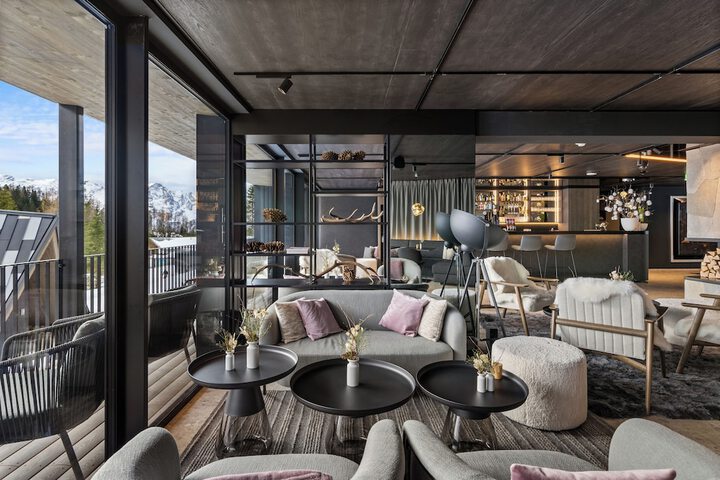 Lounge 120 of 132