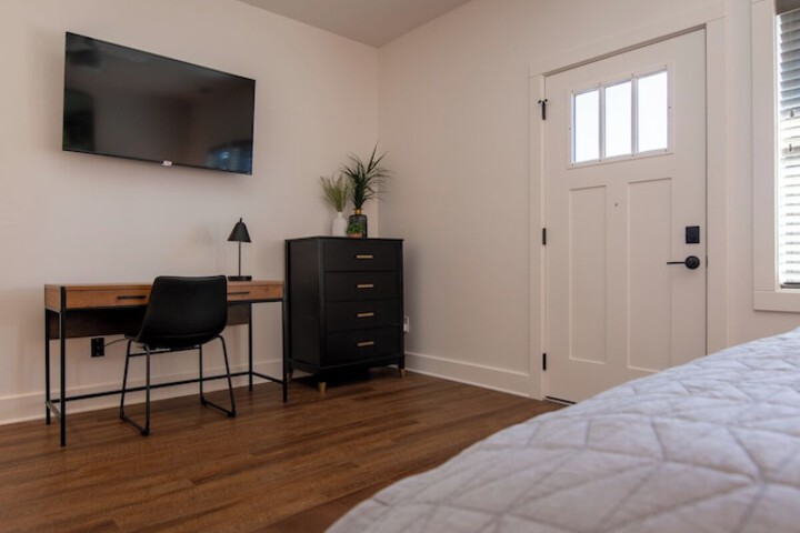 Room 11 of 80