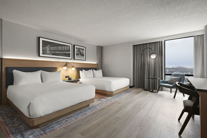 1 Queen Bed (5 of 9)