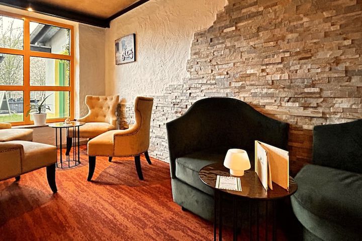 Lounge 74 of 88