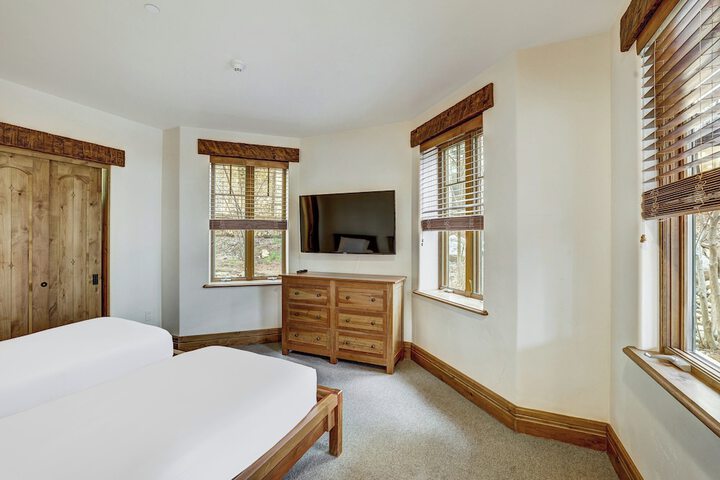 Room 52 of 569