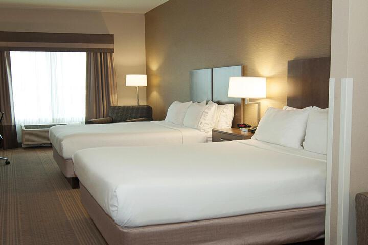 1 Queen Bed (2 of 8)