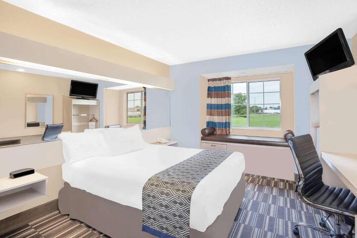 1 Queen Bed Accessible Room (15 of 18)