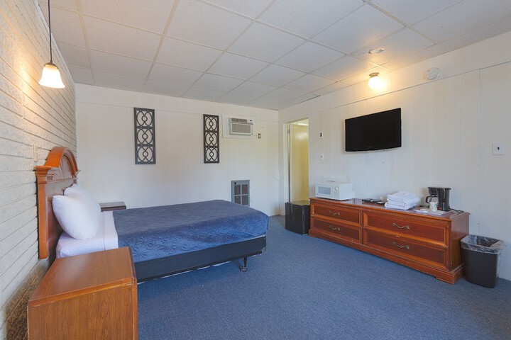 1 Queen Bed (15 of 26)
