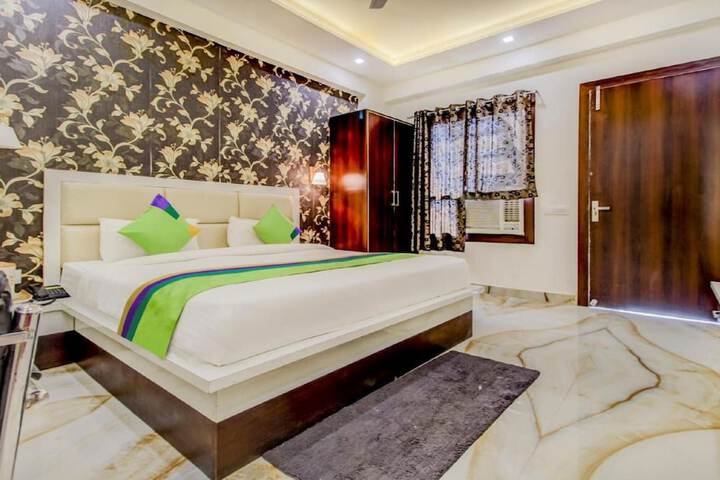 Room 2 of 8