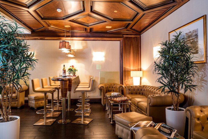 Lounge 27 of 40