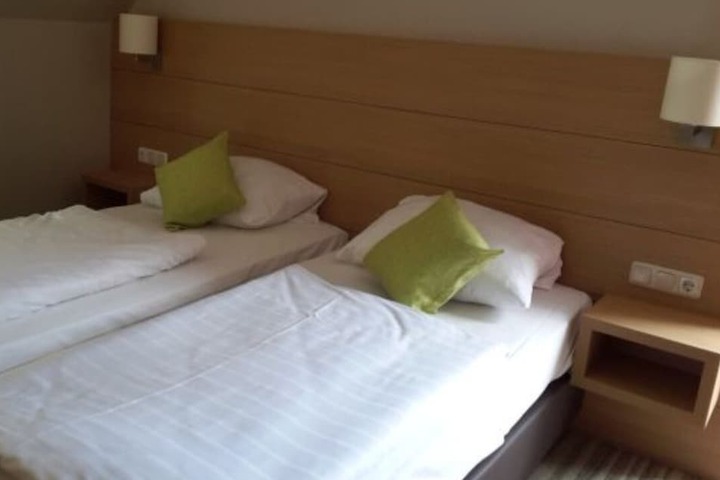 Room 2 of 27