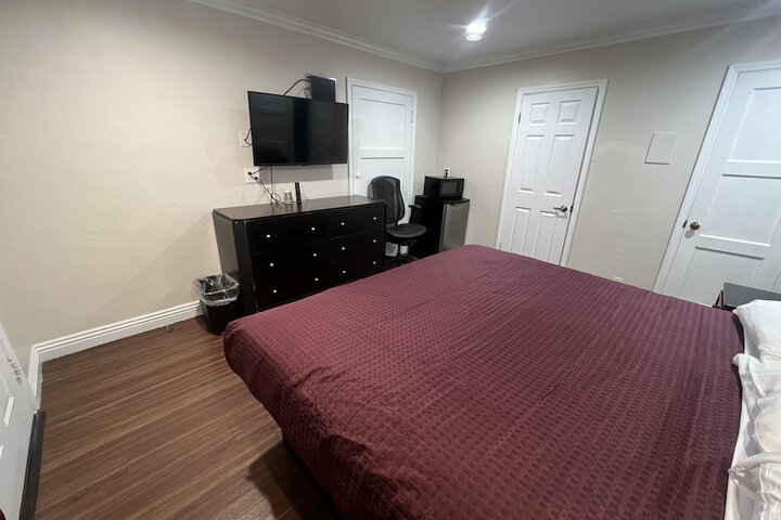 Deluxe King Bed (13 of 28)