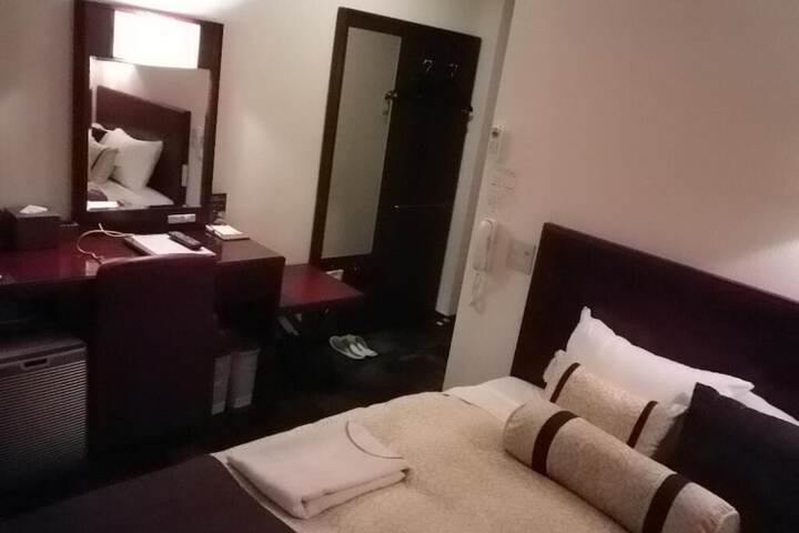 Room 7 of 33