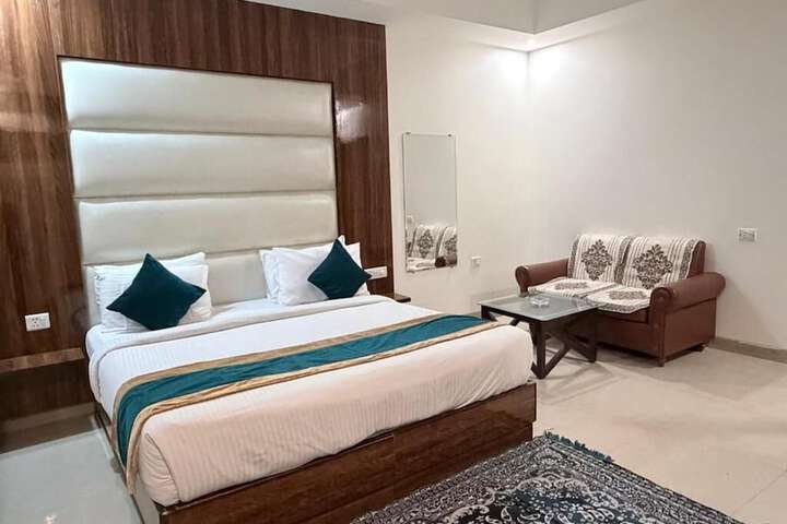 Room 9 of 21