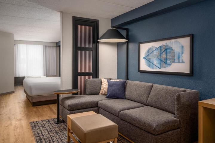 1 King Bed (4 of 9)