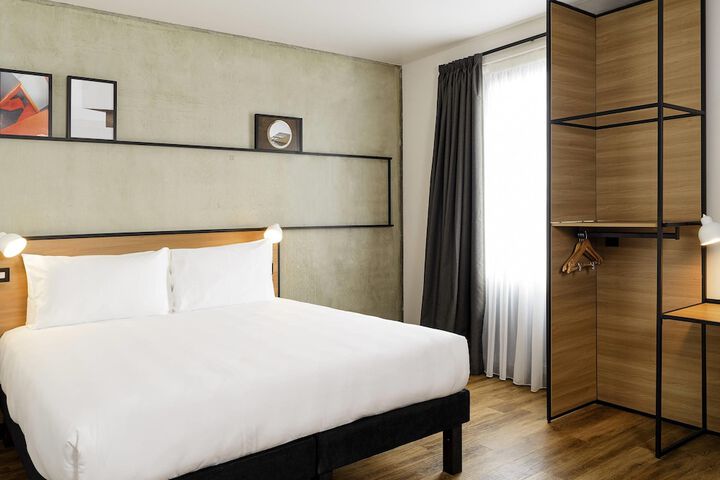 Room 10 of 44