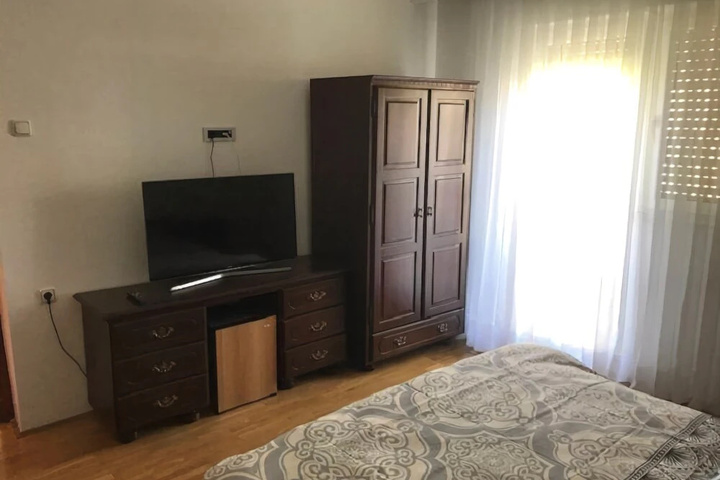 Room 5 of 11