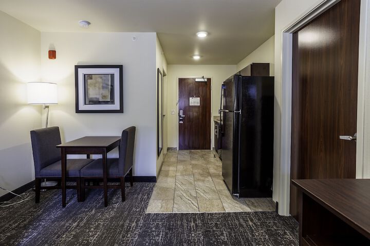 Suite Accessible King Size Bed (4 of 11)