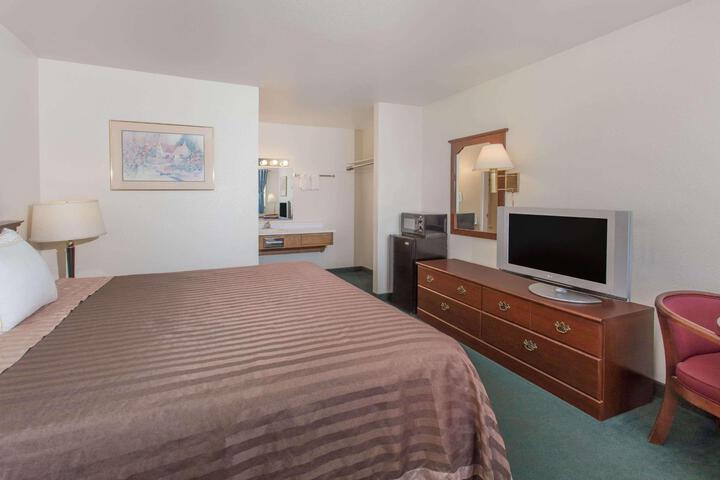 1 Queen Bed Accessible Room (4 of 10)