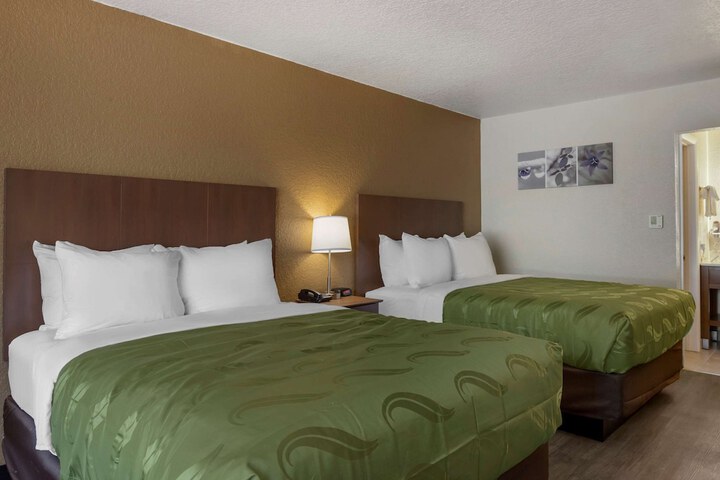 2 Queen Beds (8 of 9)