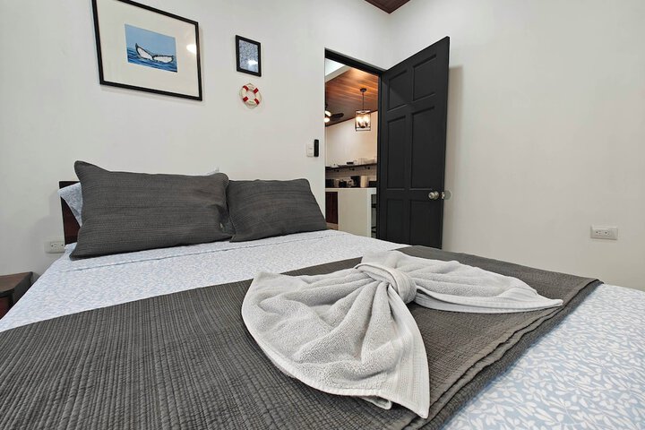 Room 4 of 16