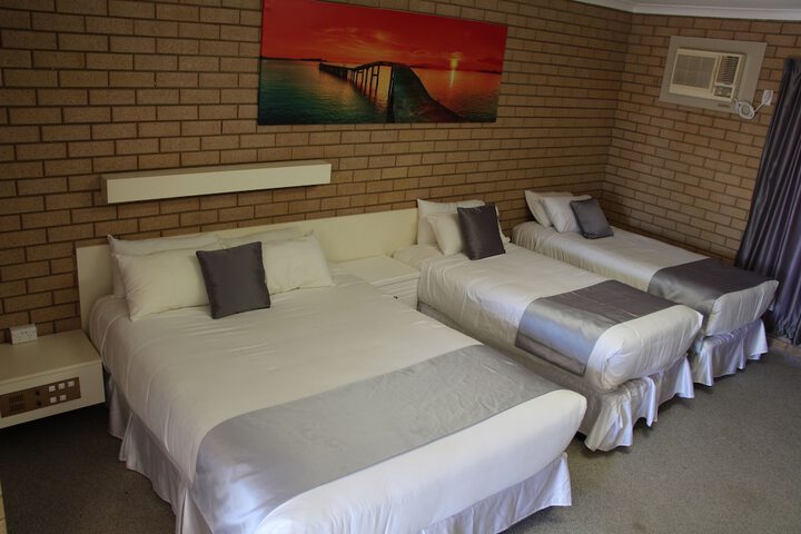 Room 10 of 33