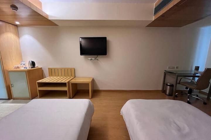 Room 11 of 32