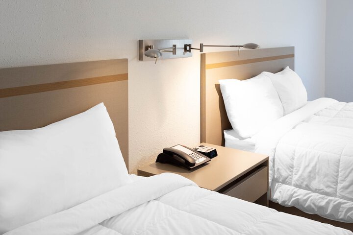1 Queen Bed (7 of 18)