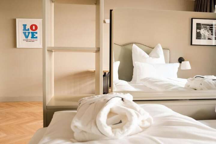 Room 13 of 80