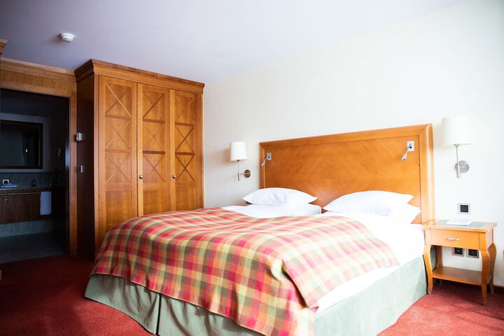 Room 5 of 93