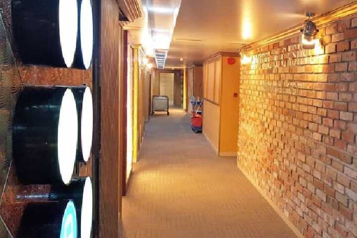 Ballroom/Hall 25 of 27