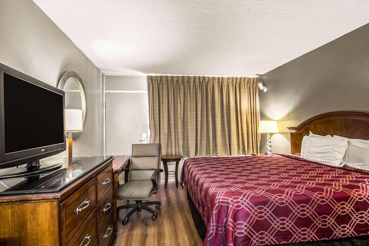 1 King Bed (2 of 15)