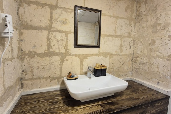 Room 16 of 19
