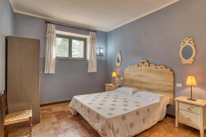 Room 6 of 13