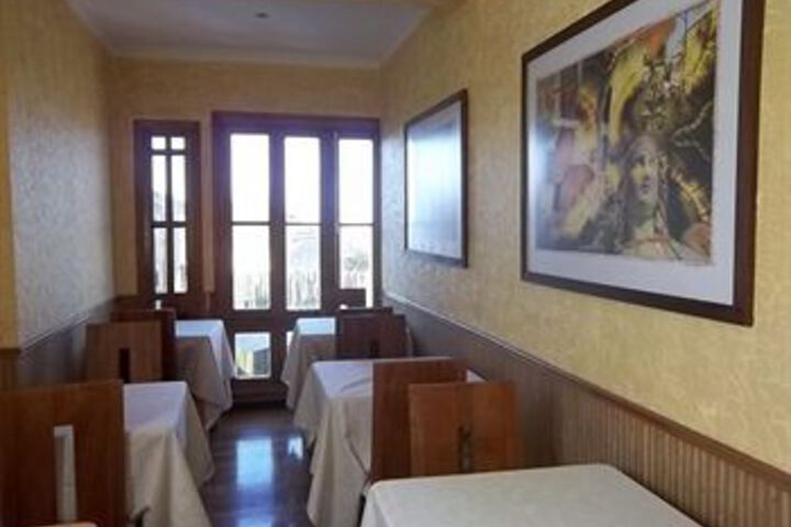 Dining 4 of 50