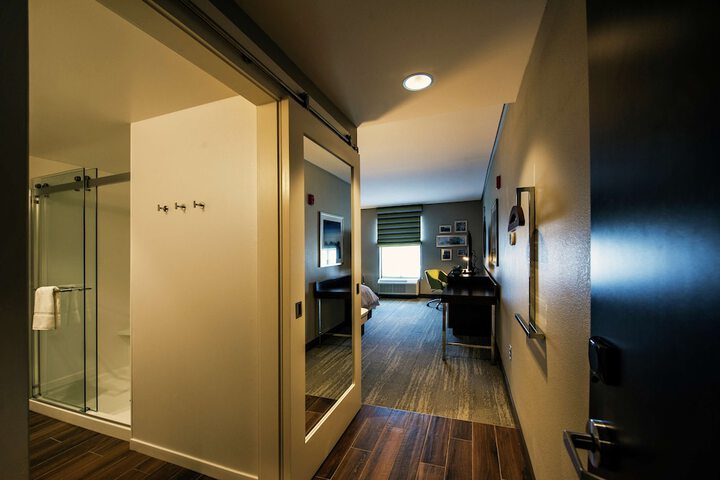 King Accessible Room with Refrigerator Non-Smoking (22 of 27)