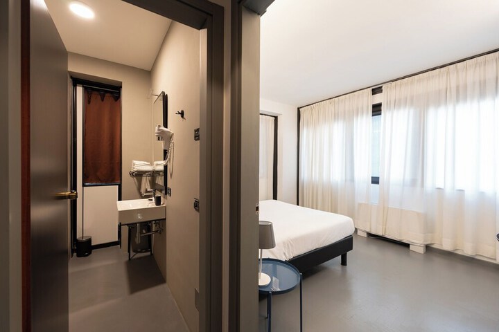 Room 28 of 74