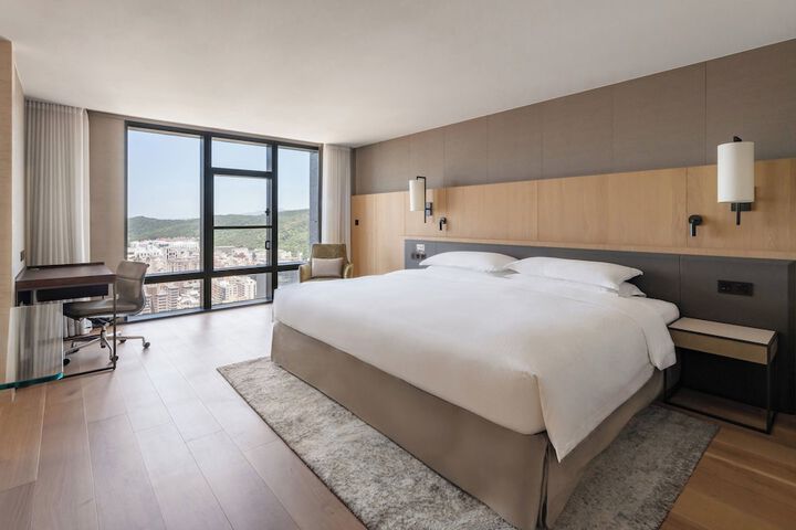 Room 28 of 106