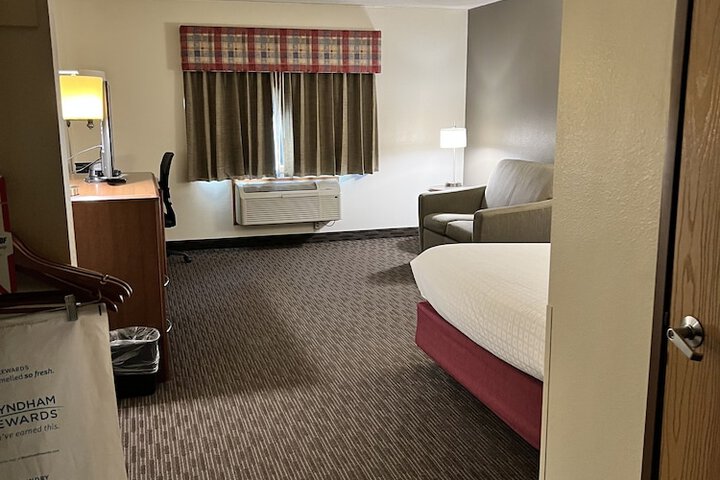 1 Queen Bed Mobility Accessible (5 of 18)