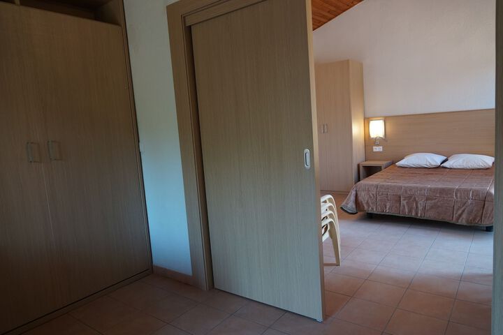 Room 5 of 104