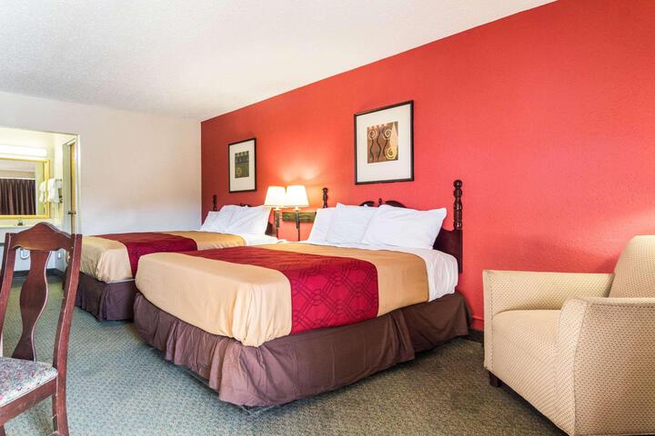 2 Queen Beds (5 of 6)