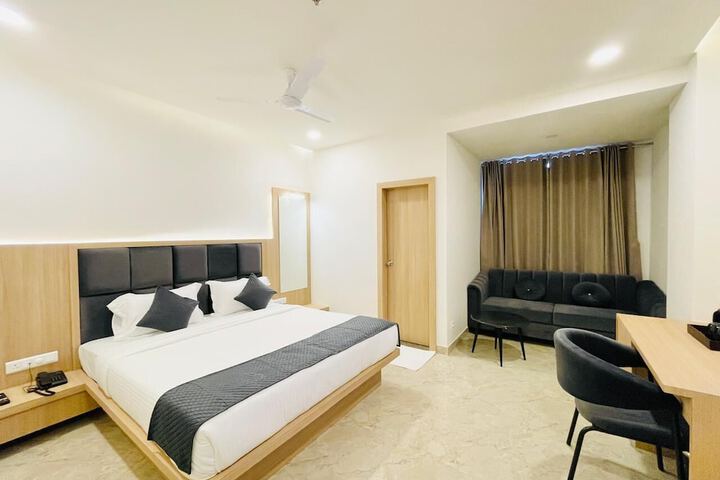 Room 7 of 16