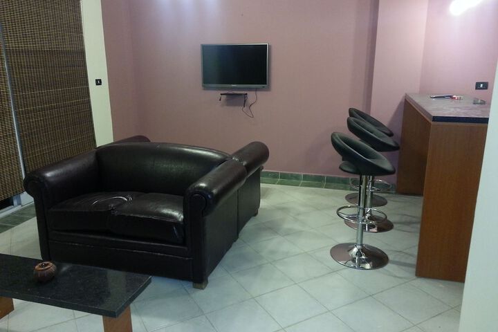 Lounge 41 of 80