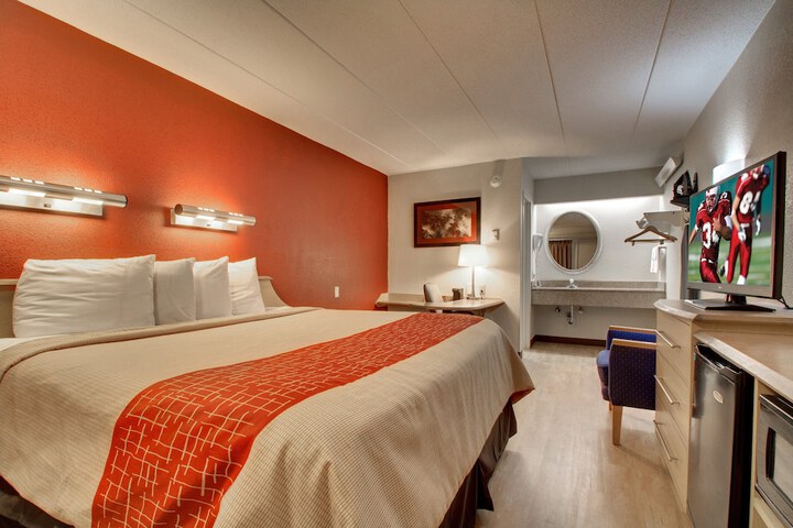 1 King Bed (4 of 11)