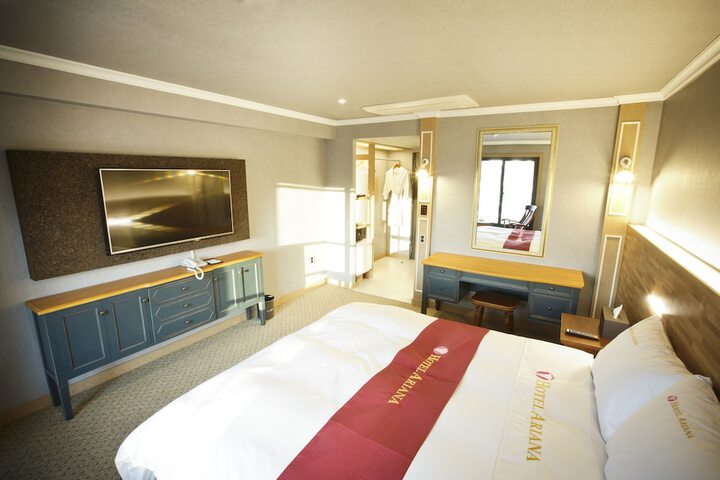 Room 7 of 32