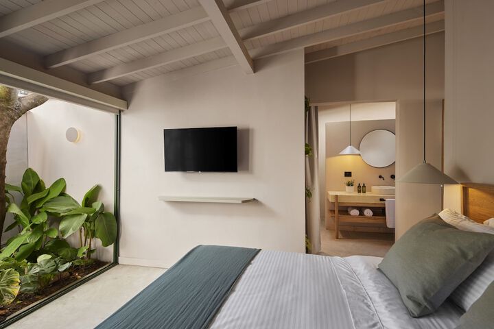 Room 4 of 73
