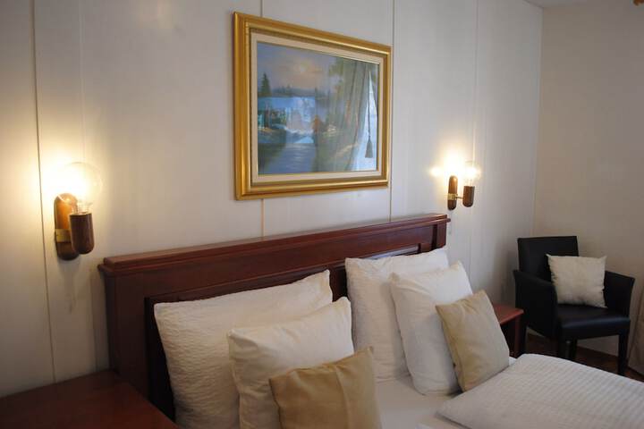 Room 85 of 266